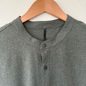 lululemon Mens Collarless Button Down Short Sleeve Green Shirt Size XL